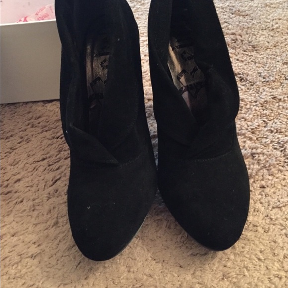 Rebels Willow Black Suede Bootie NWT - Picture 6 of 7